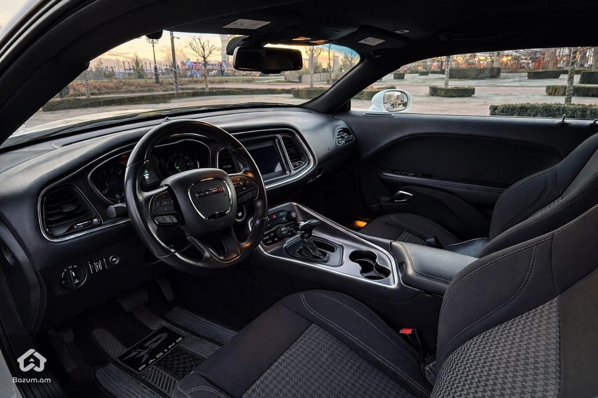 Dodge Challenger - image 7