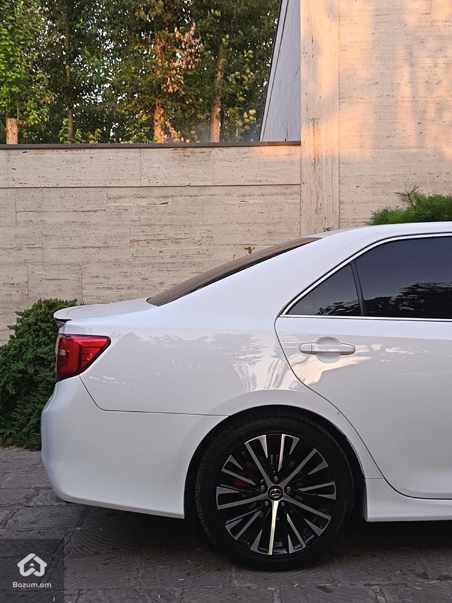 Toyota Camry - image 8