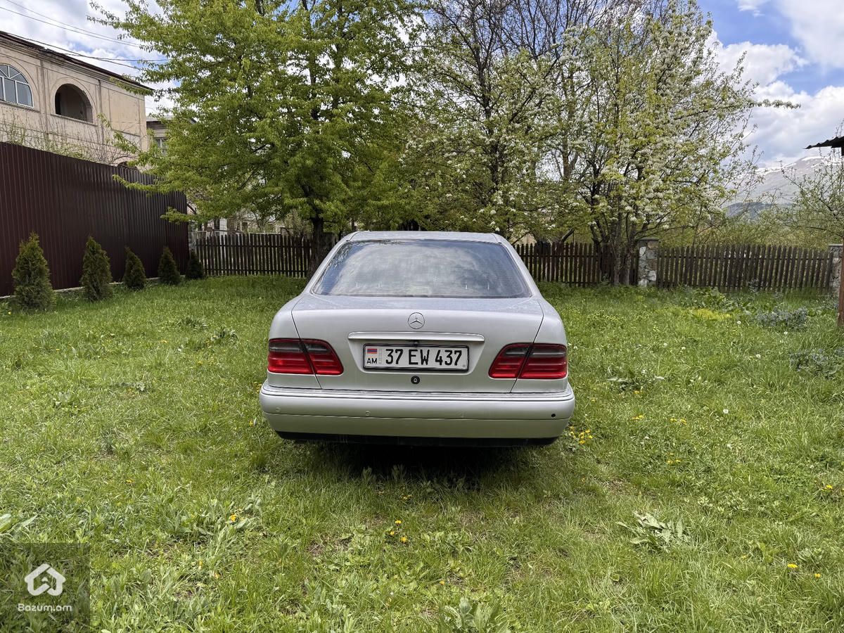 Mercedes benz E200 - image 4