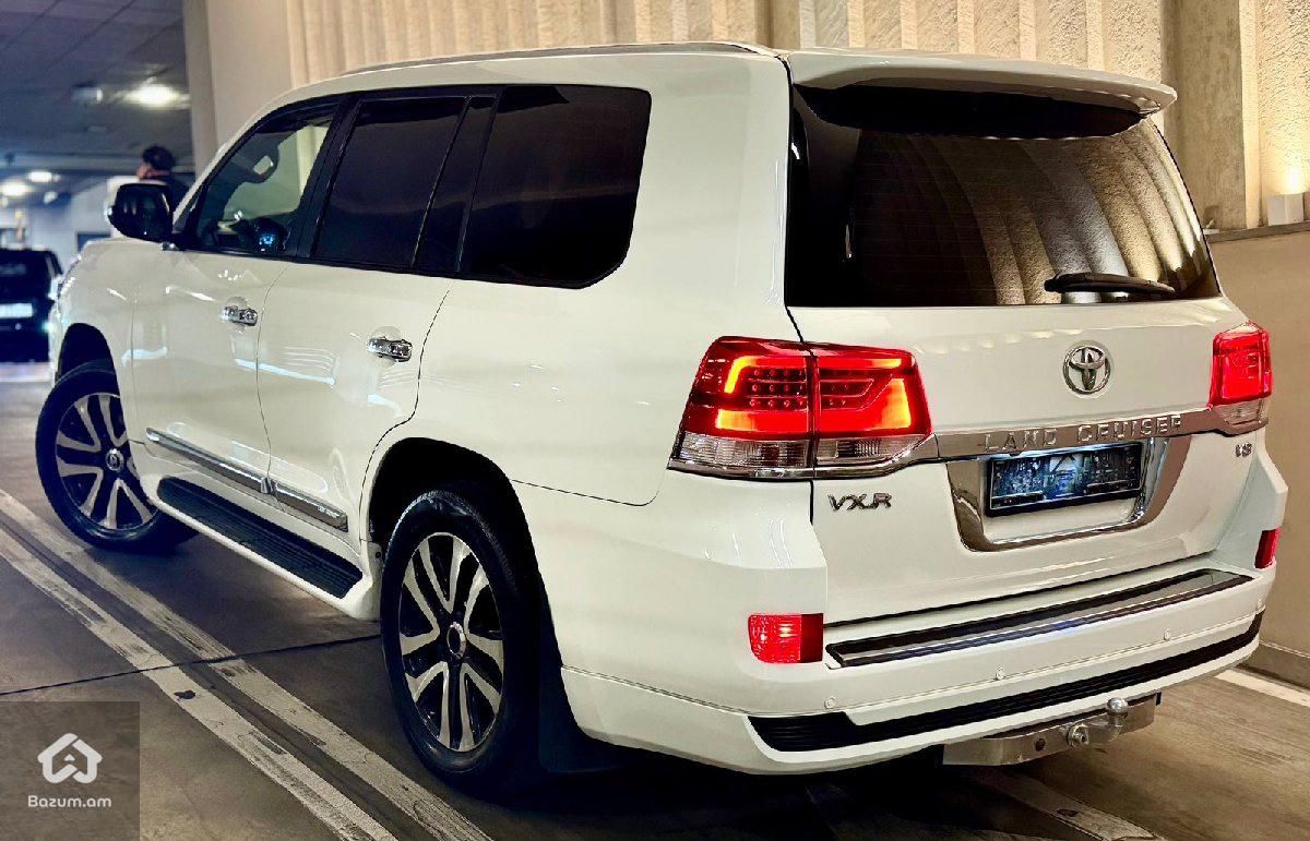 Toyota Land cruiser 200 - image 9