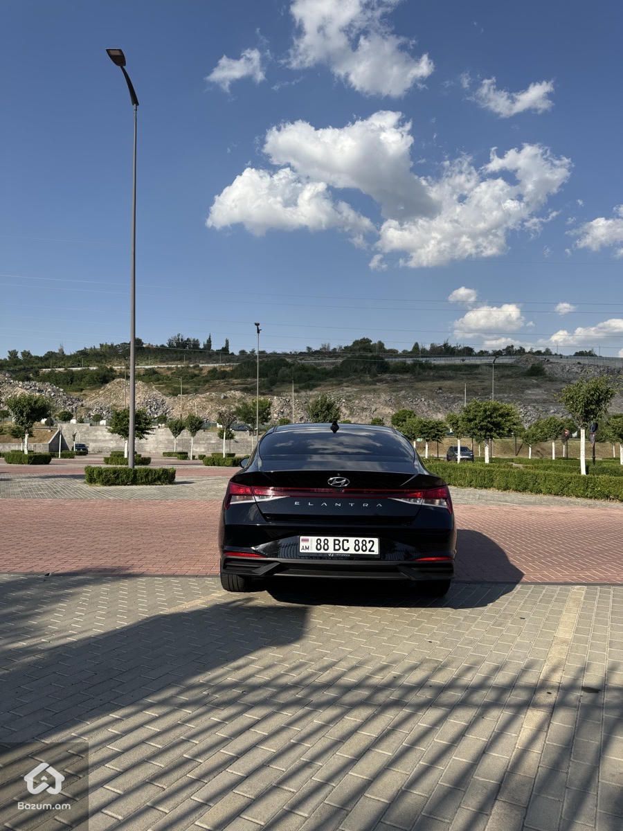 Hyundai Elantra - image 8
