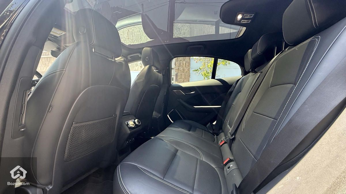 Jaguar I-Pace EV 400 - image 7