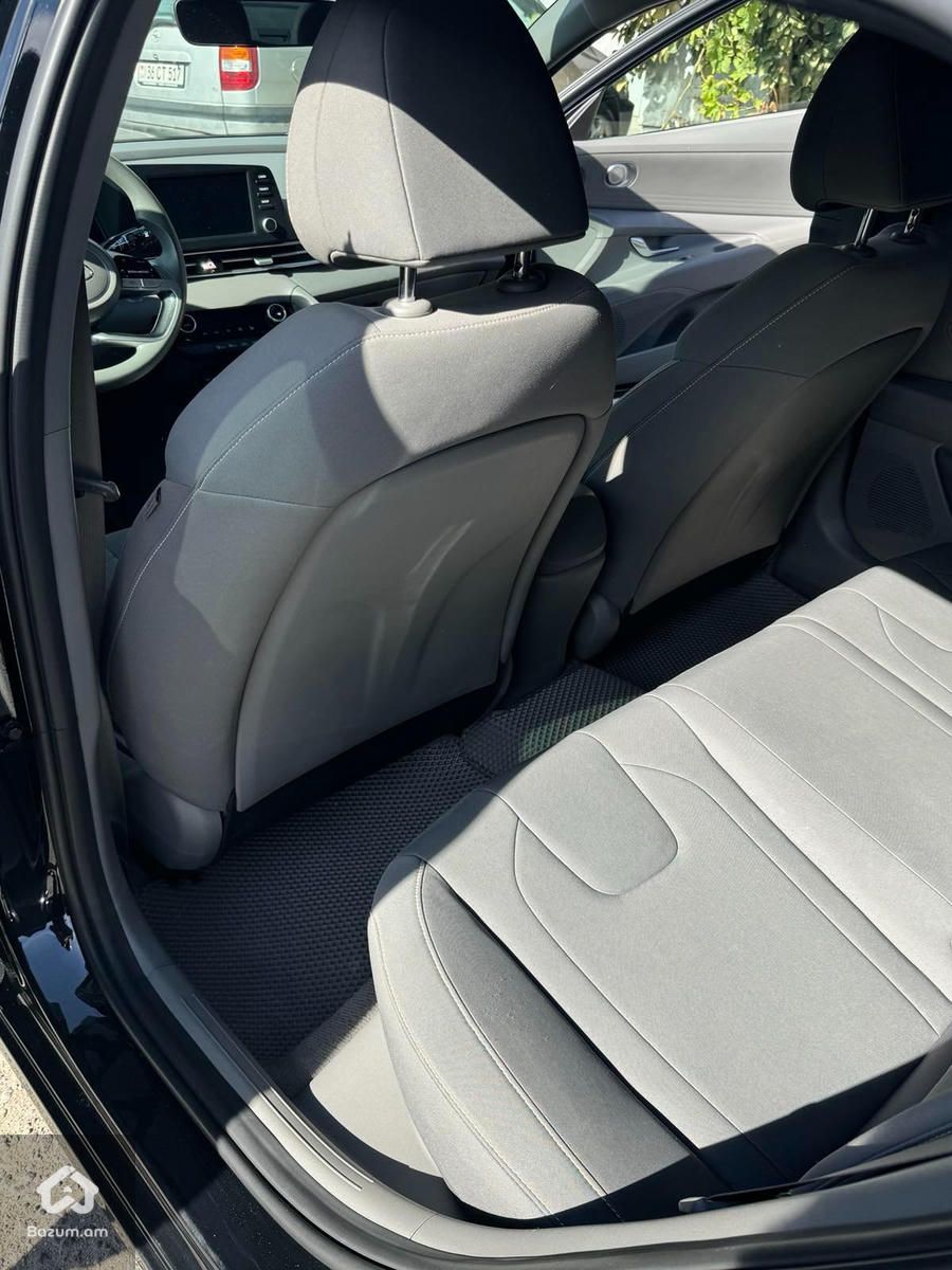 Hyundai Elantra  - image 5