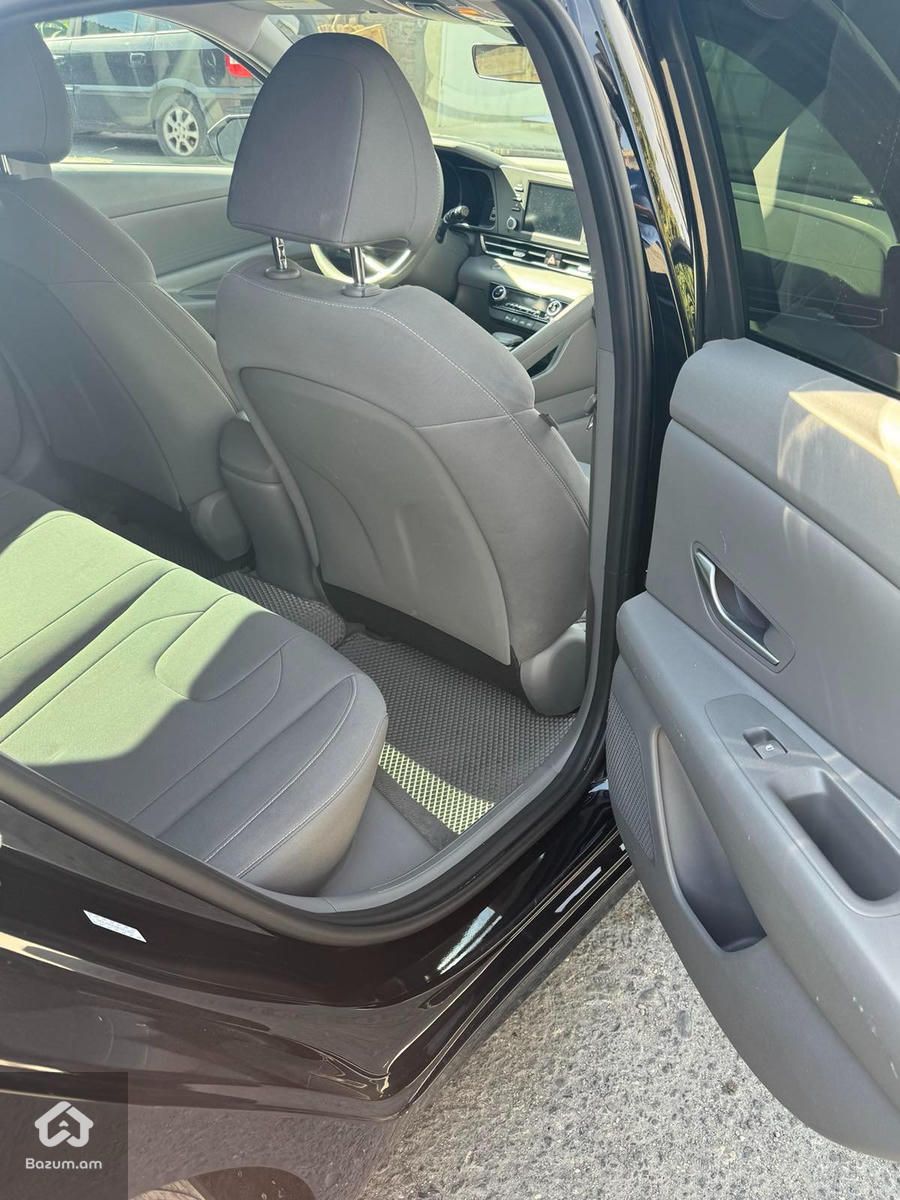 Hyundai Elantra  - image 1