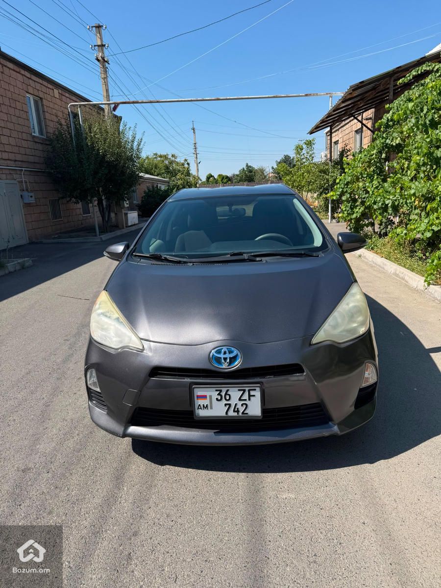 Toyota Prius 2013 - image 2