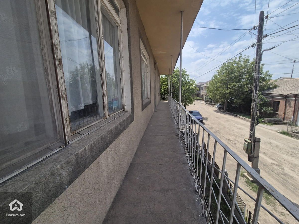 Երկու հարկանի քարե տուն - image 21