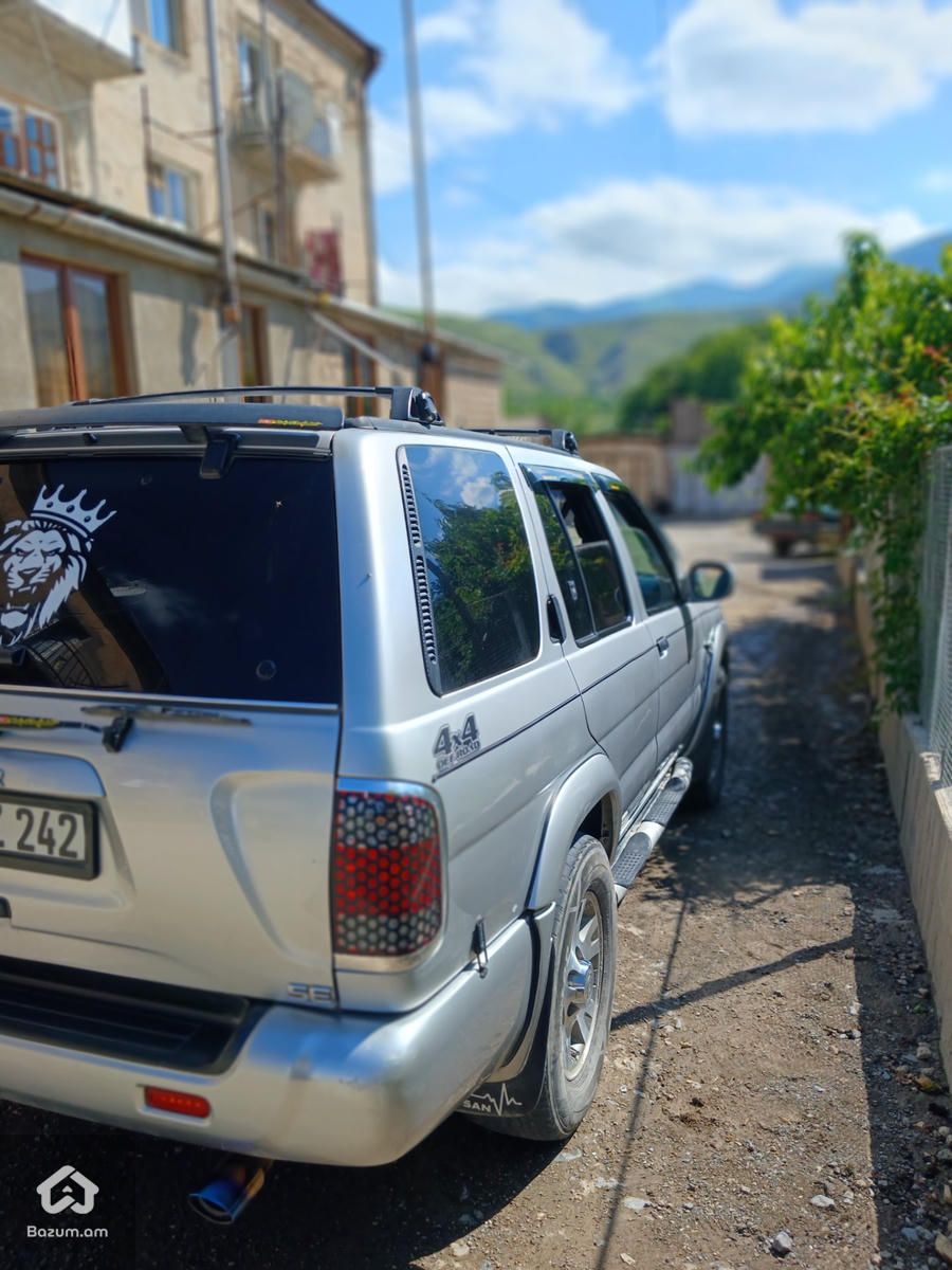 Nissan Pathfinder 2001 - image 3
