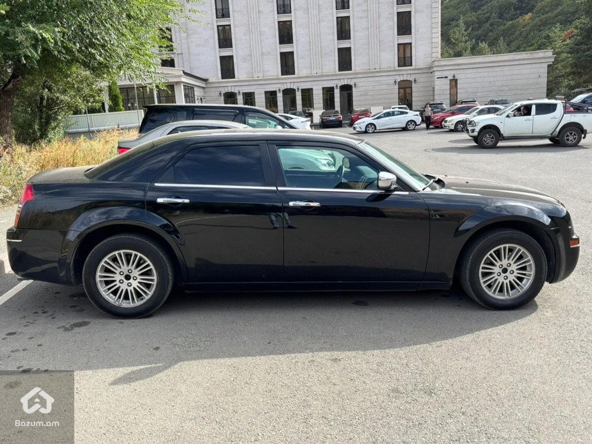Chrysler 300C 2010 - image 2