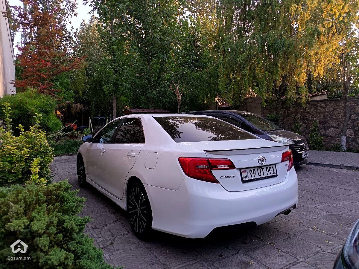 Toyota Camry - image 2