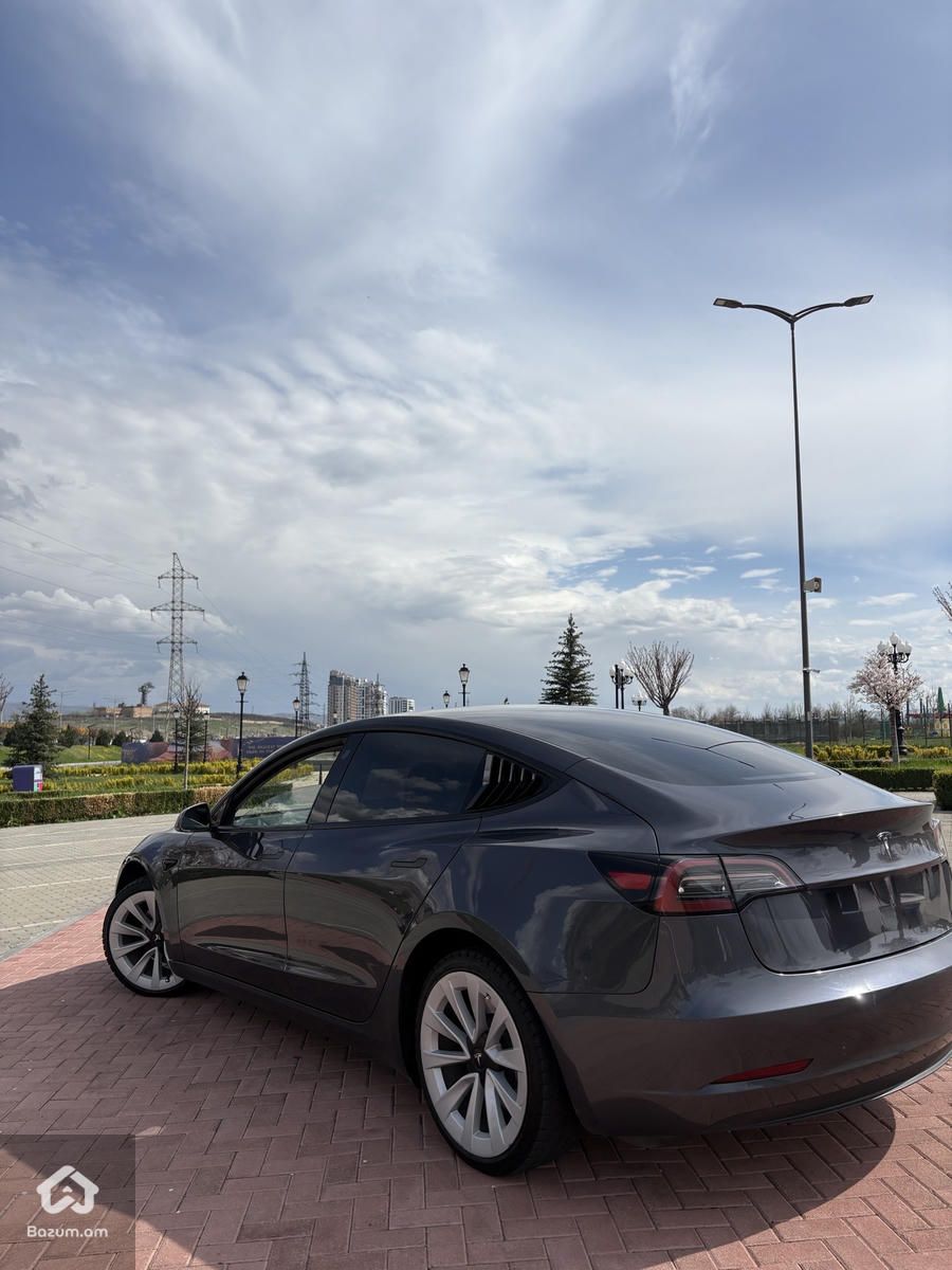 Tesla Model 3 - image 2