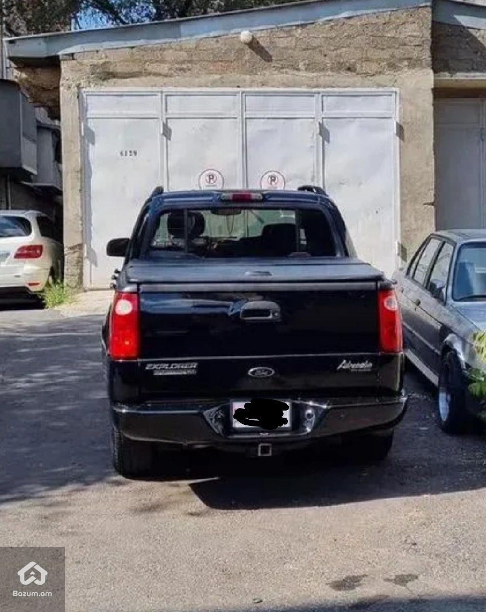 Ford Explorer Sport Trac - image 2