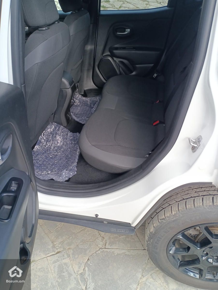 Jeep Renegade - image 9