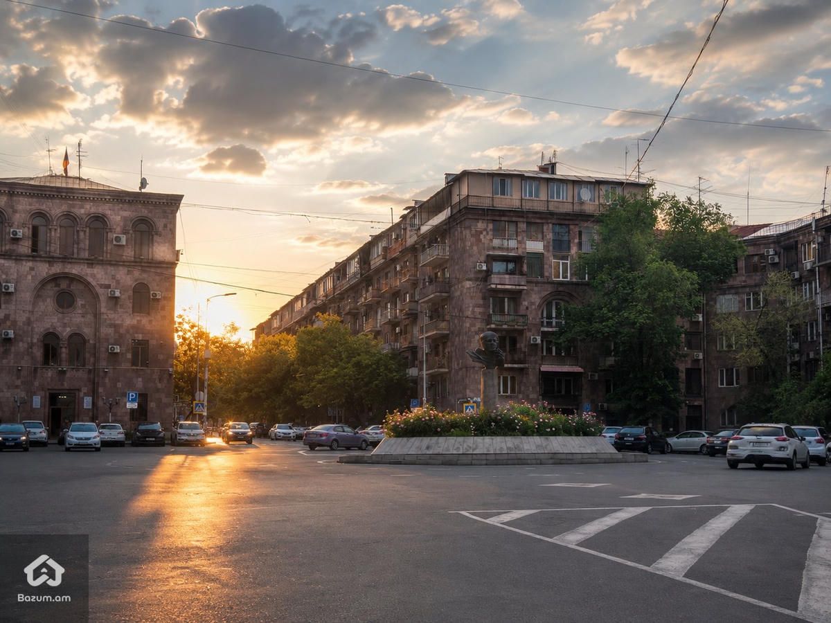 Վաճառվում է 4 սենյականոց բնակարան Վարդանանց փողոցում - image 1