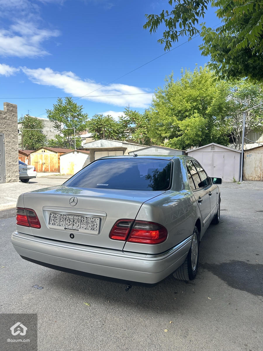 Mercedes E240 Japan - image 4