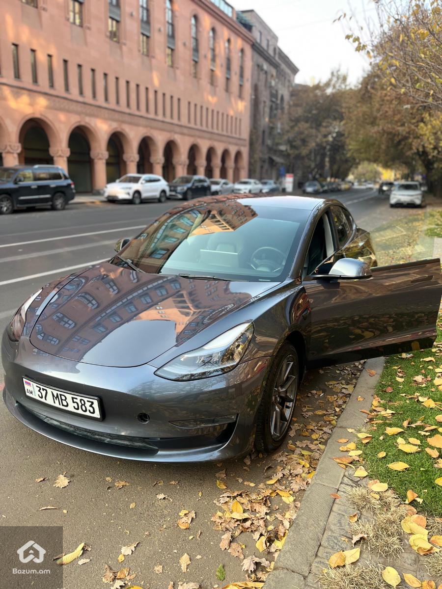 Tesla Model 3 SR+