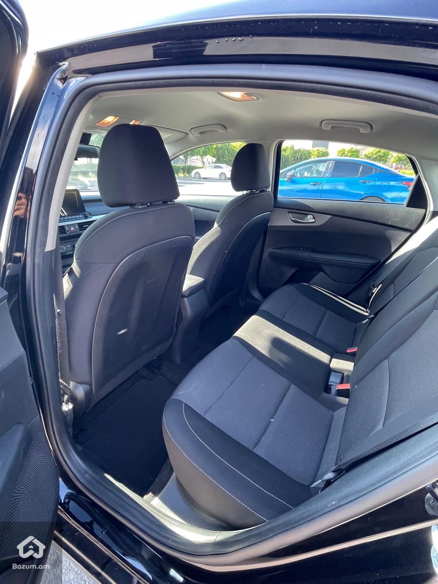 Kia Forte - image 7