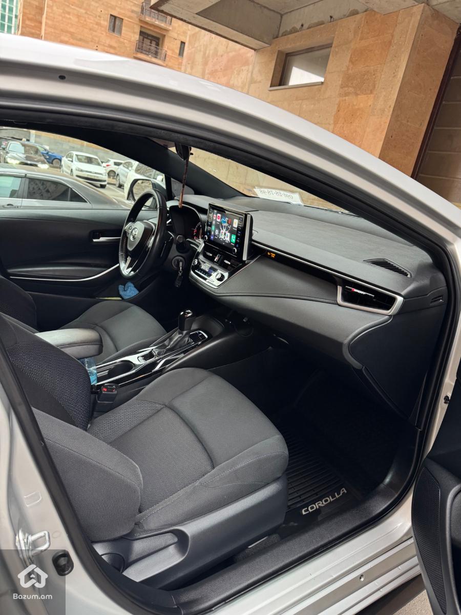 Toyota Corolla SE - image 10