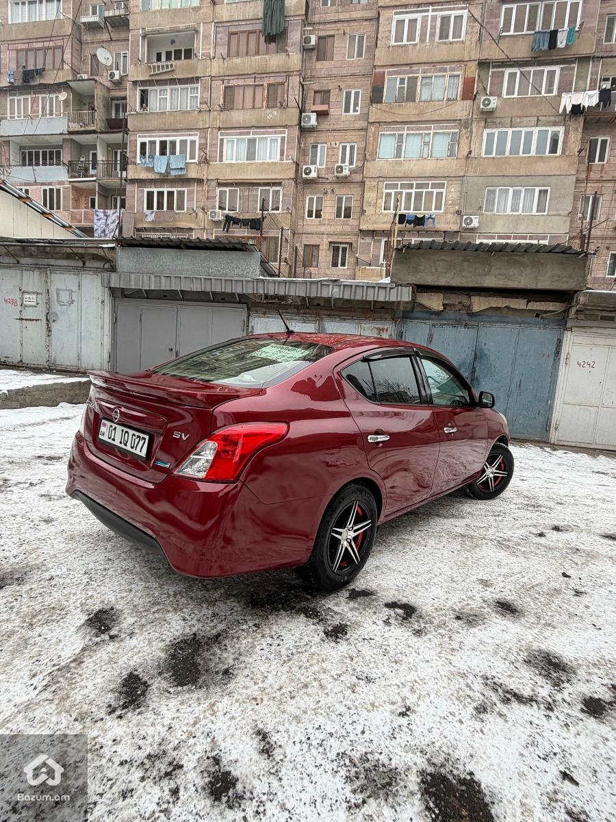 Nissan Versa SV - image 4