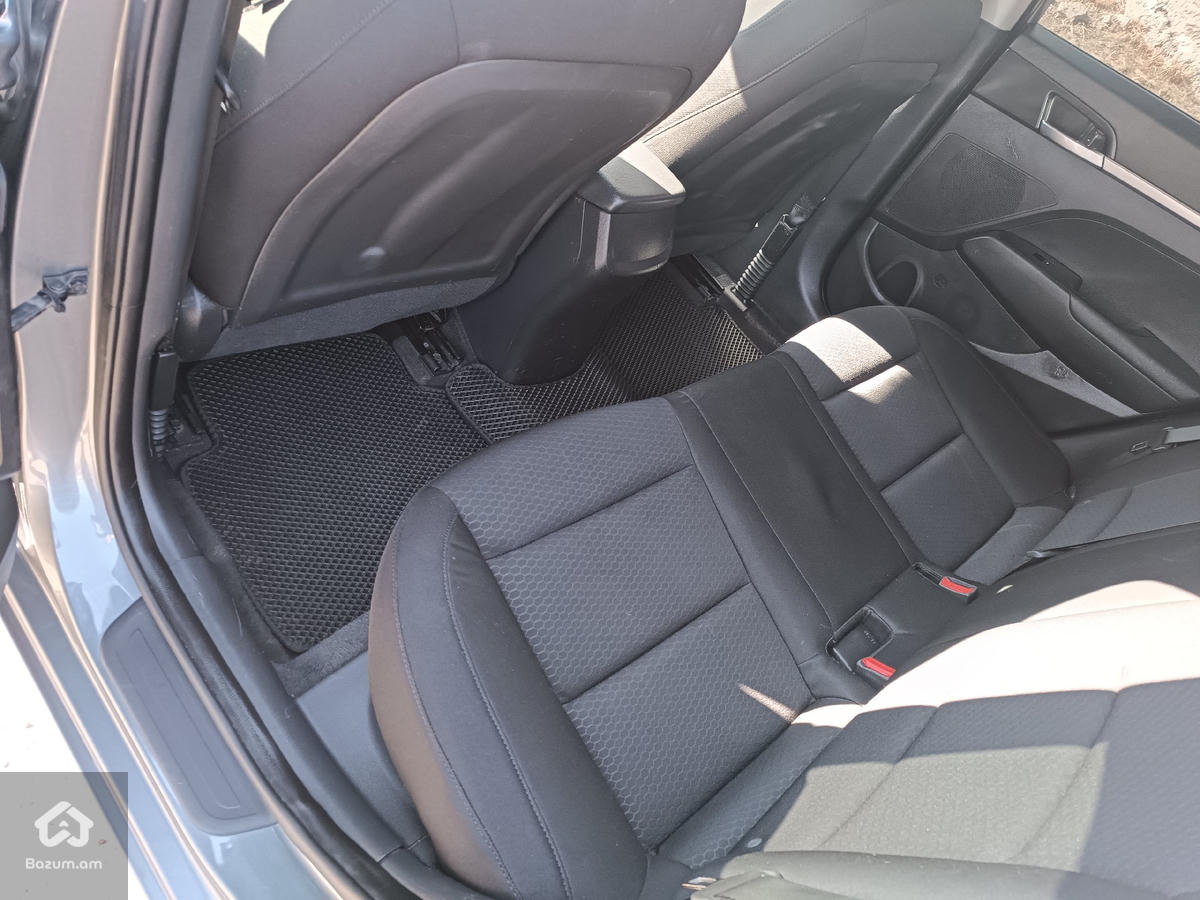 HYUNDAI ELANTRA  - image 6