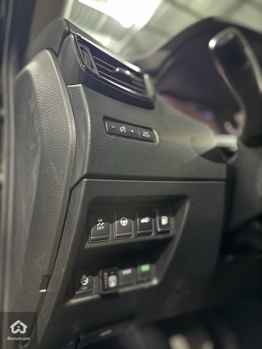 Nissan Rogue - image 12