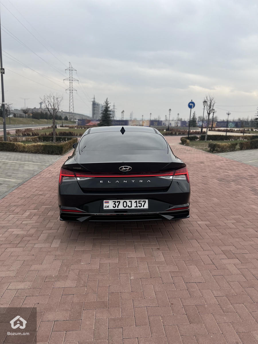 Hyundai Elantra Sel Plus - image 17