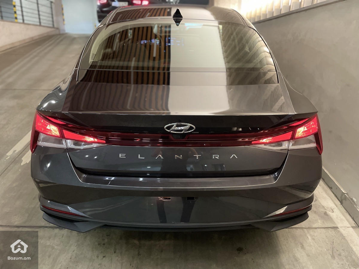 Hyundai Elantra  - image 2