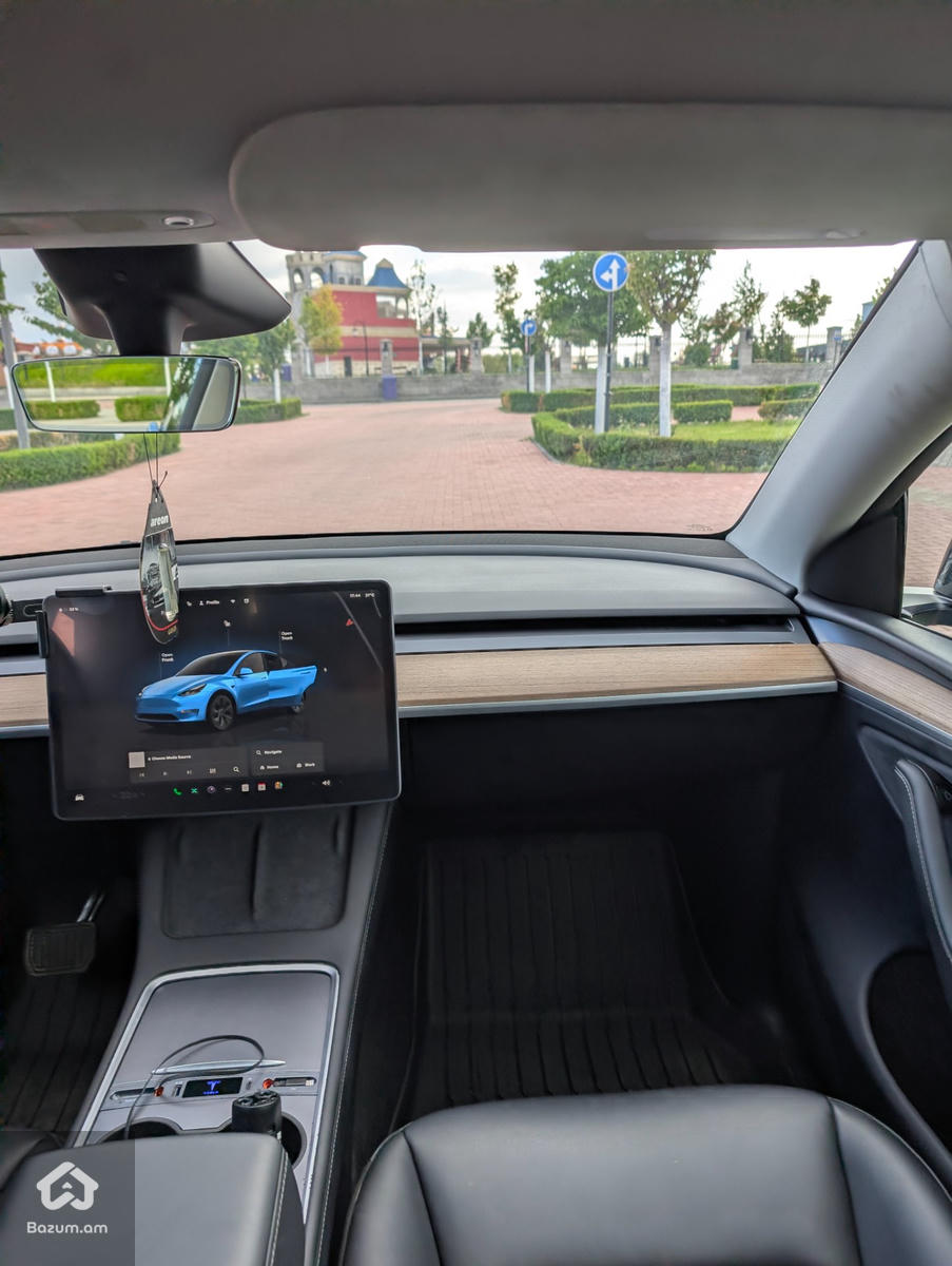 Tesla Model Y Long Range RWD  - image 11