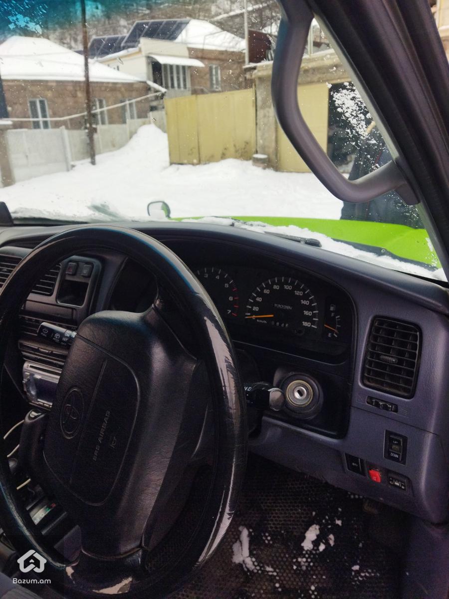 Toyota Hilux Surf - image 11