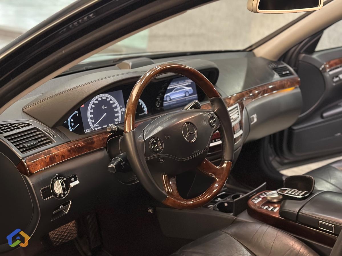 Mercedes-Benz w221 S-Class