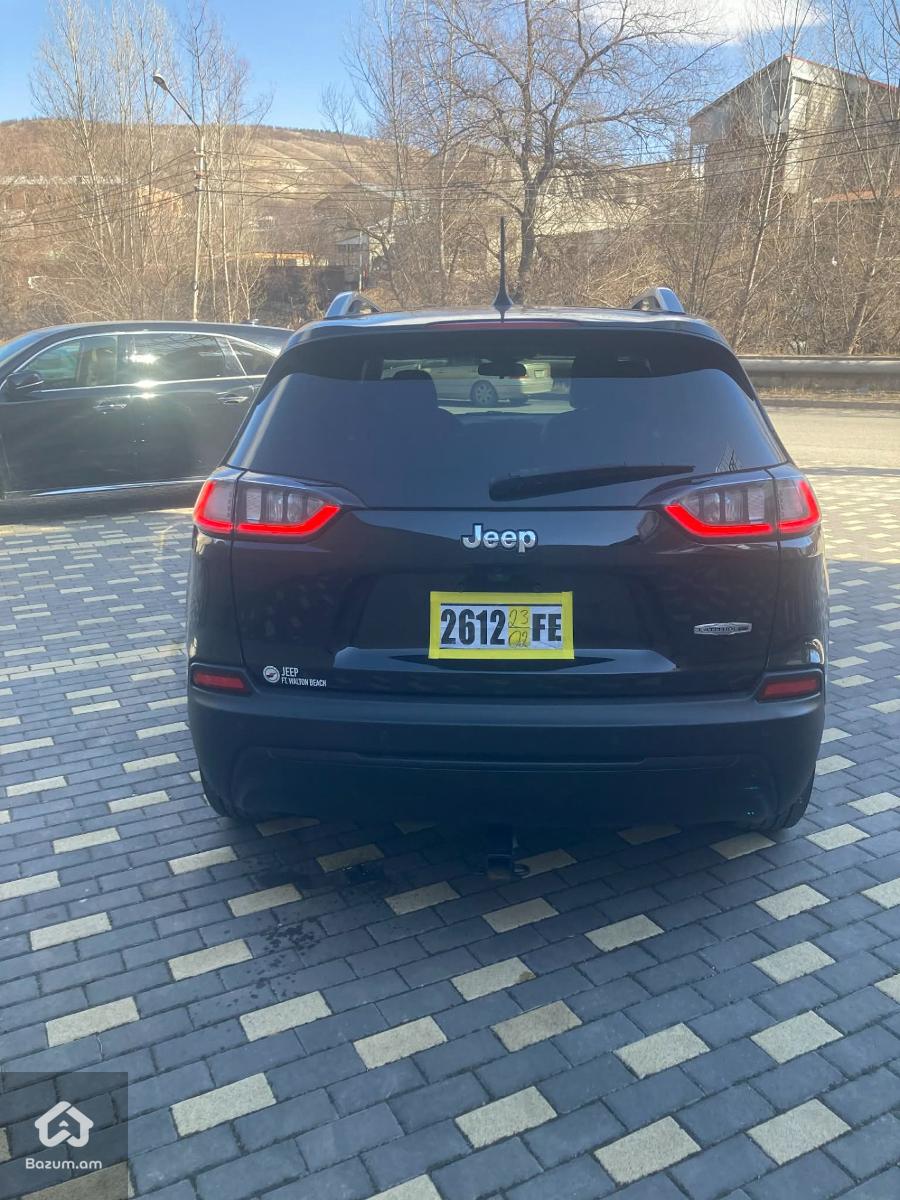 2020 Jeep Cherokee, Latitude Plus - image 4