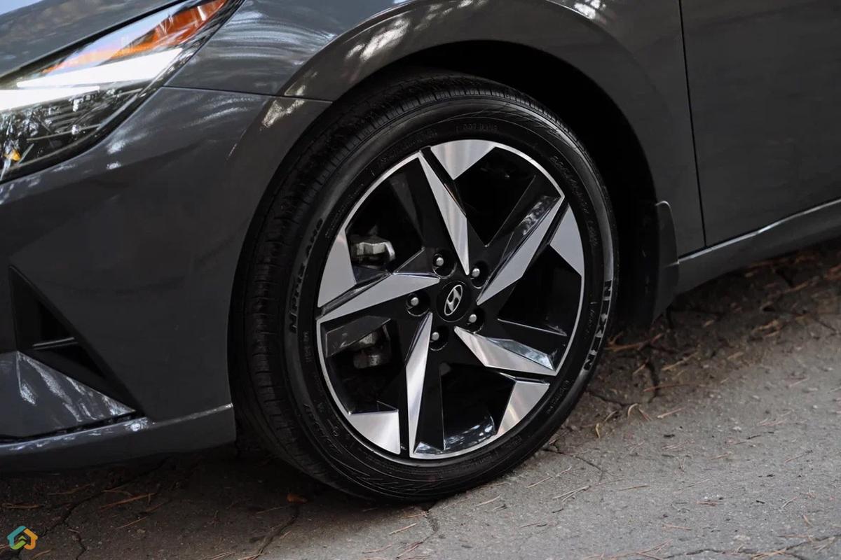 Hyundai Elantra SEL PLUS 2023/04 - image 13