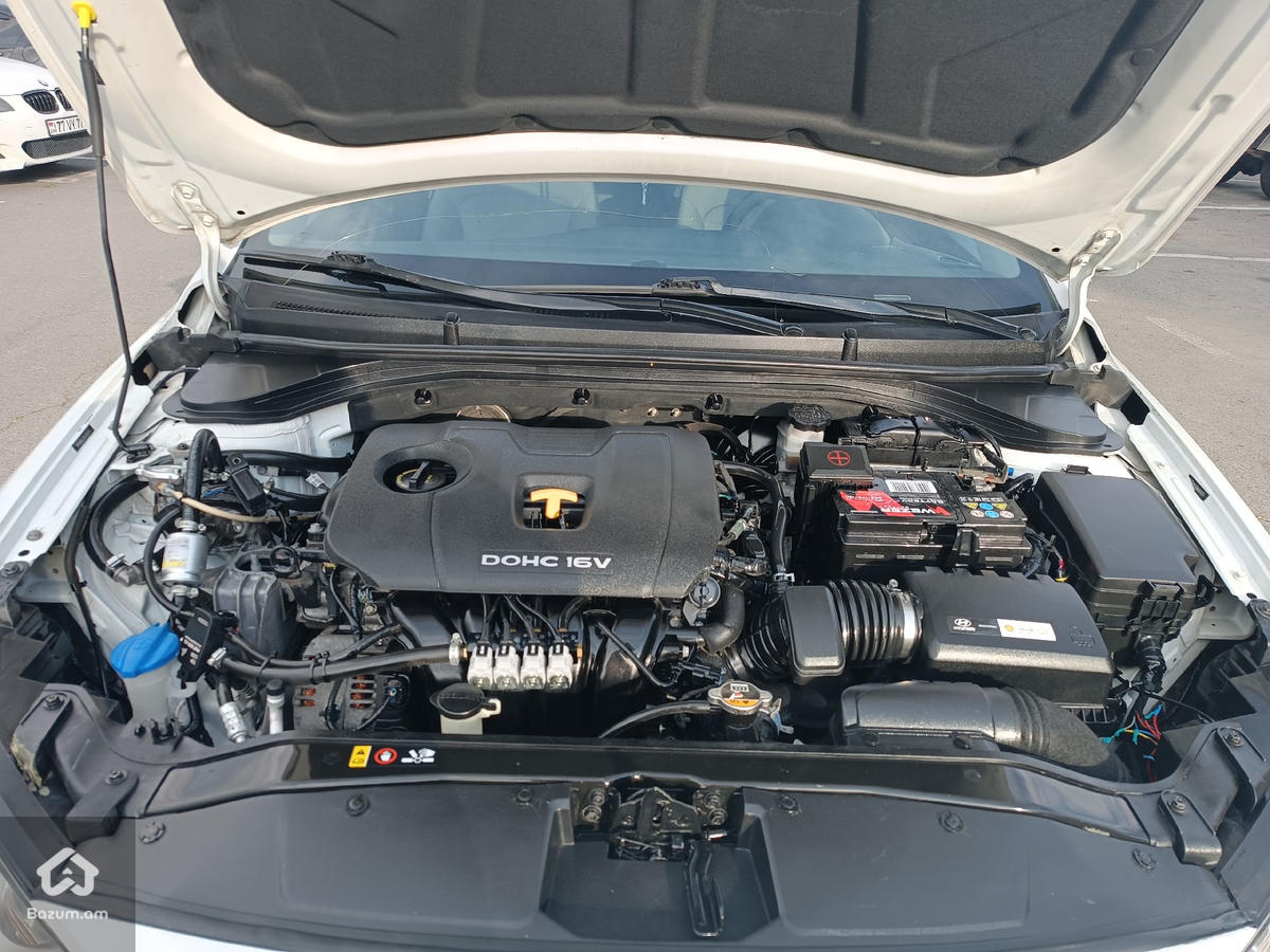 HYUNDAI ELANTRA  - image 8