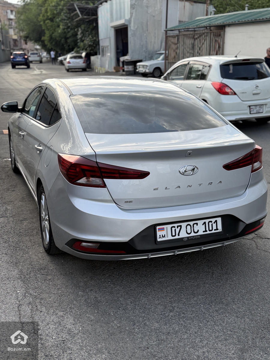 hyundai elantra - image 4