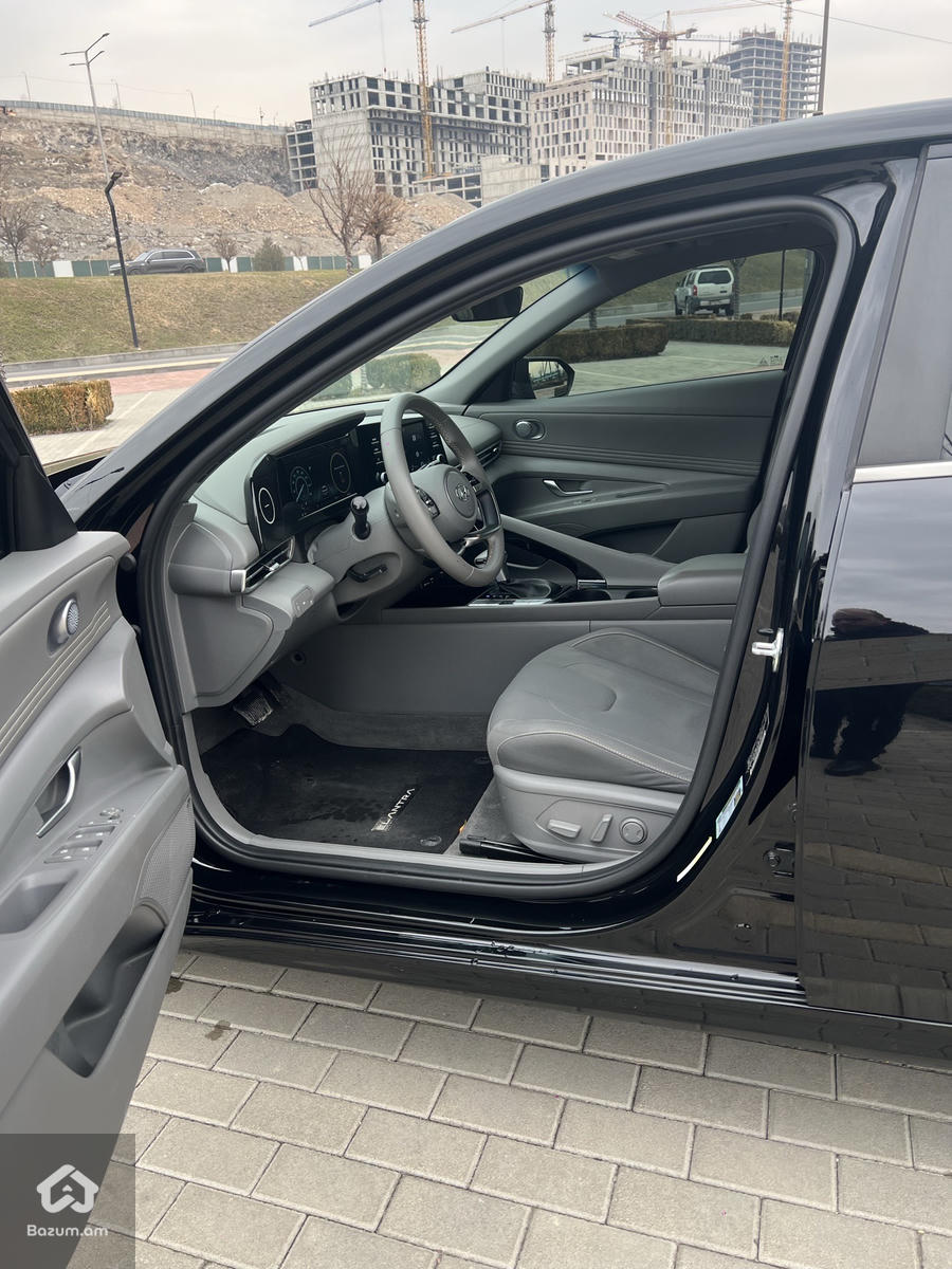 Hyundai Elantra Sel Plus - image 11