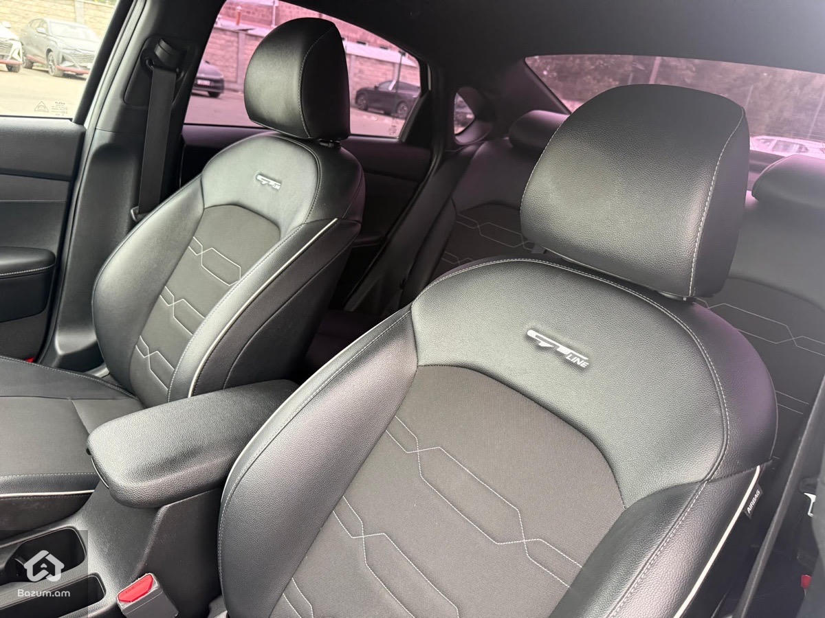 kia Forte - image 22