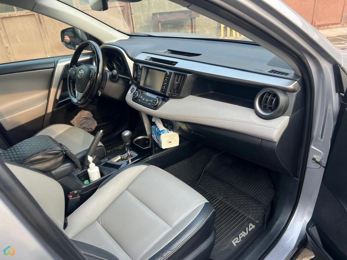 Toyota RAV4 - image 9