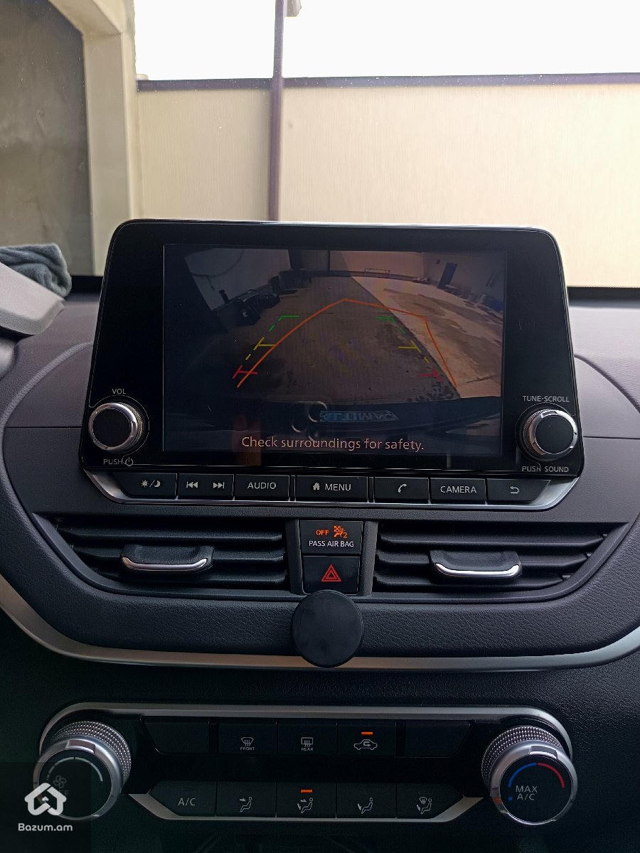 Nissan Altima  - image 10