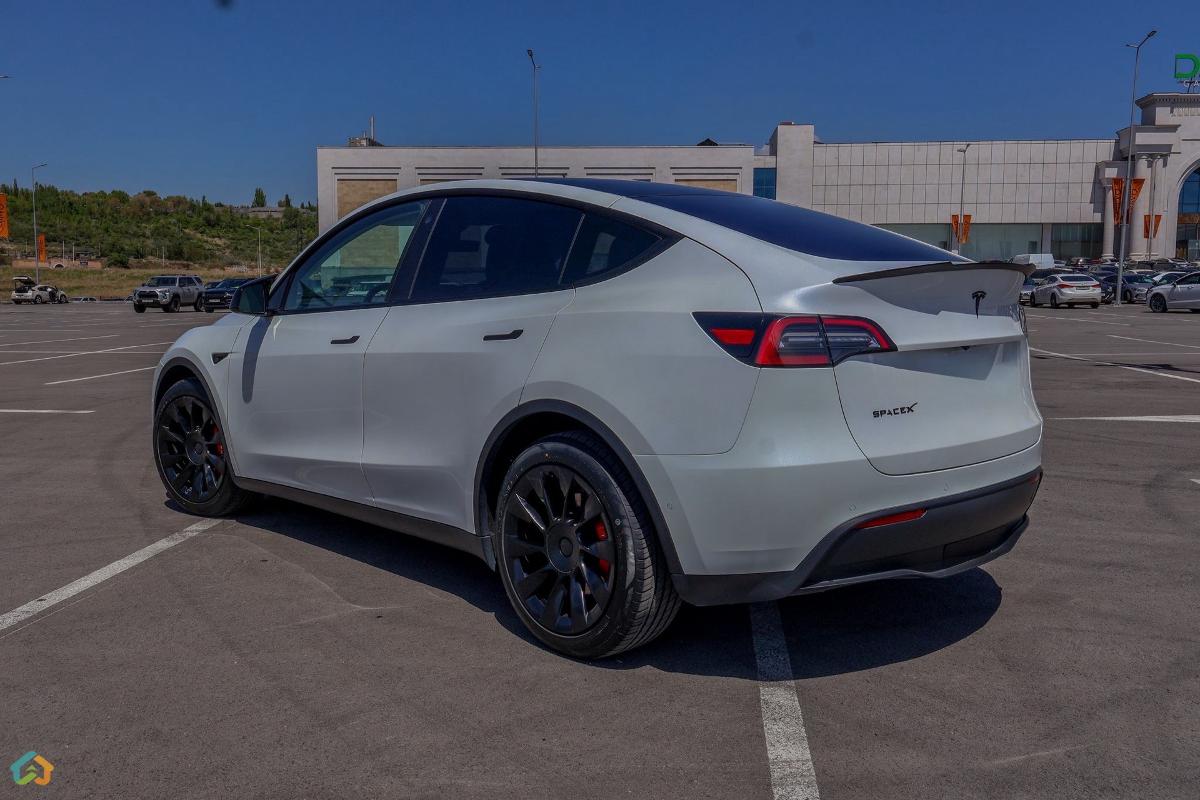 Tesla Model Y Long Range dual motor (4x4) - image 8