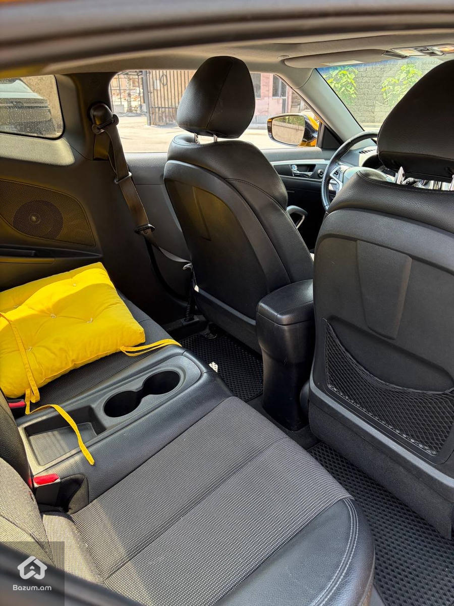 Hyundai Veloster - image 6