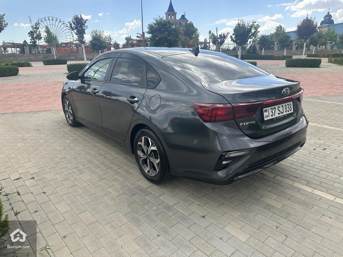 Kia Forte - image 4