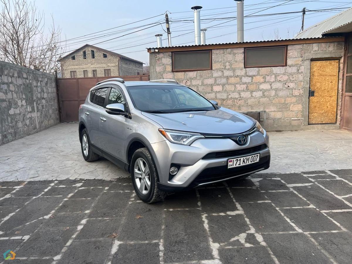 Toyota RAV4 - image 2