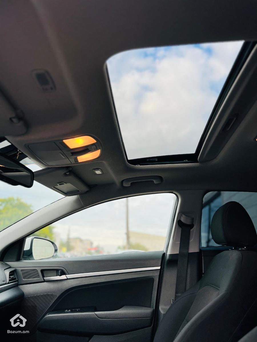 Hyundai Elantra Value Edition 2.0 - image 12