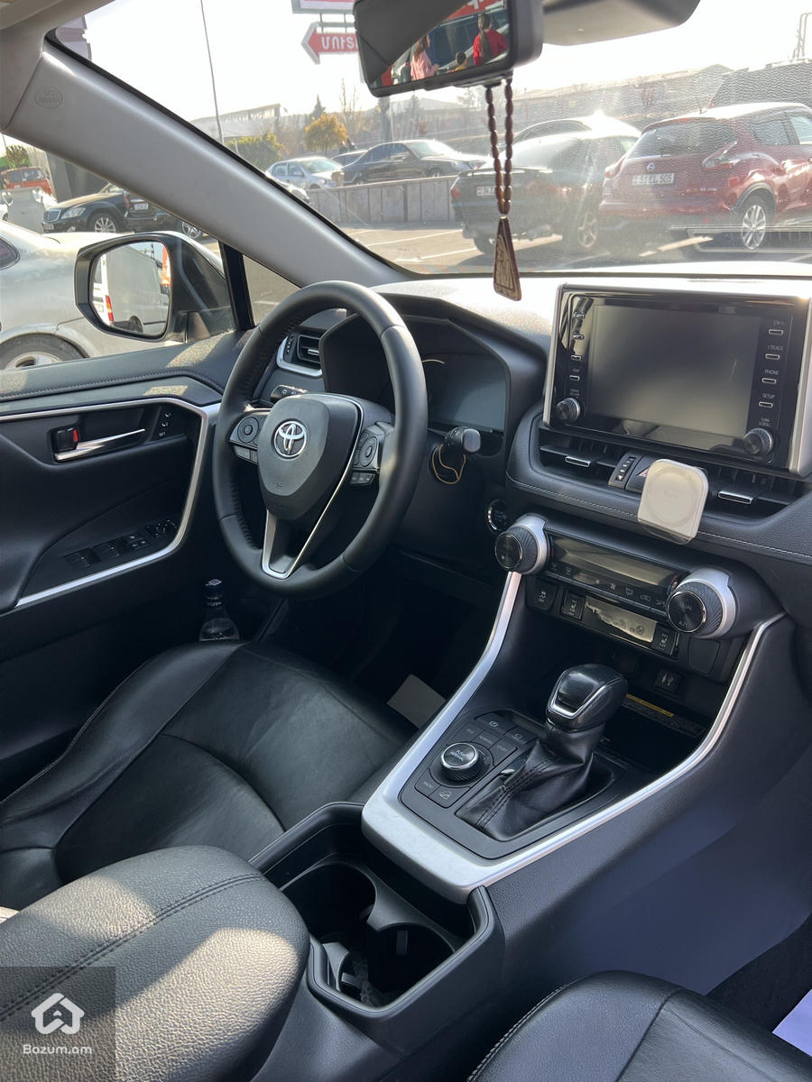 Toyota Rav4 - image 3