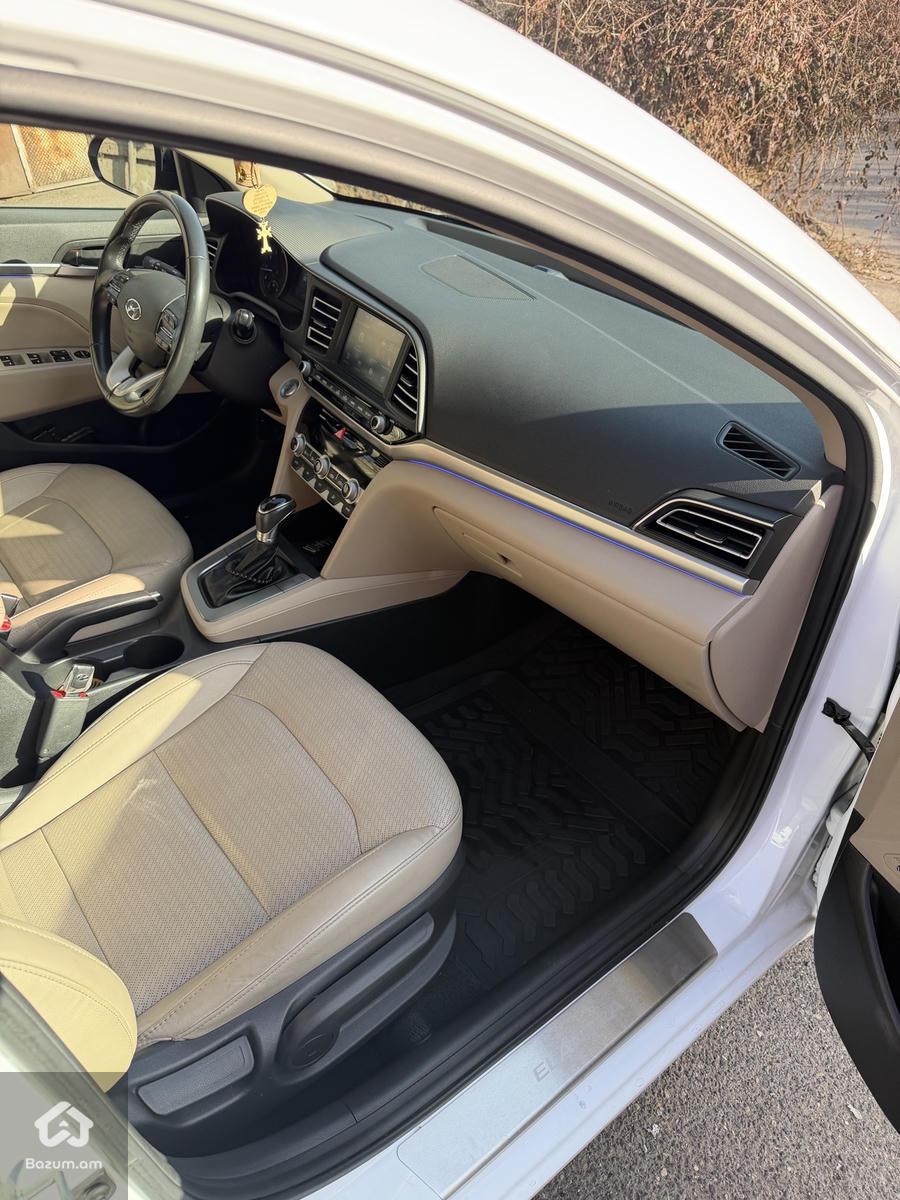 Hyundai Elantra Limited  - image 9