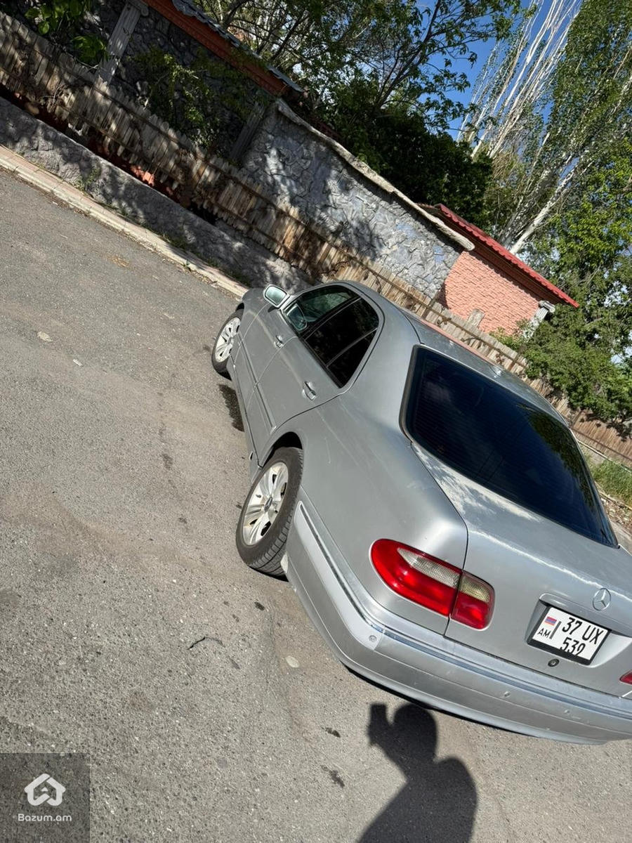 Mercedes E 320 - image 6