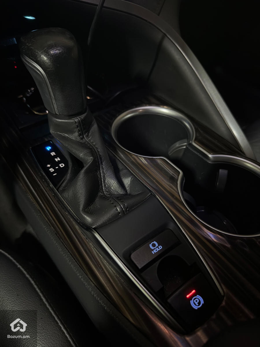Toyota Camry - image 10