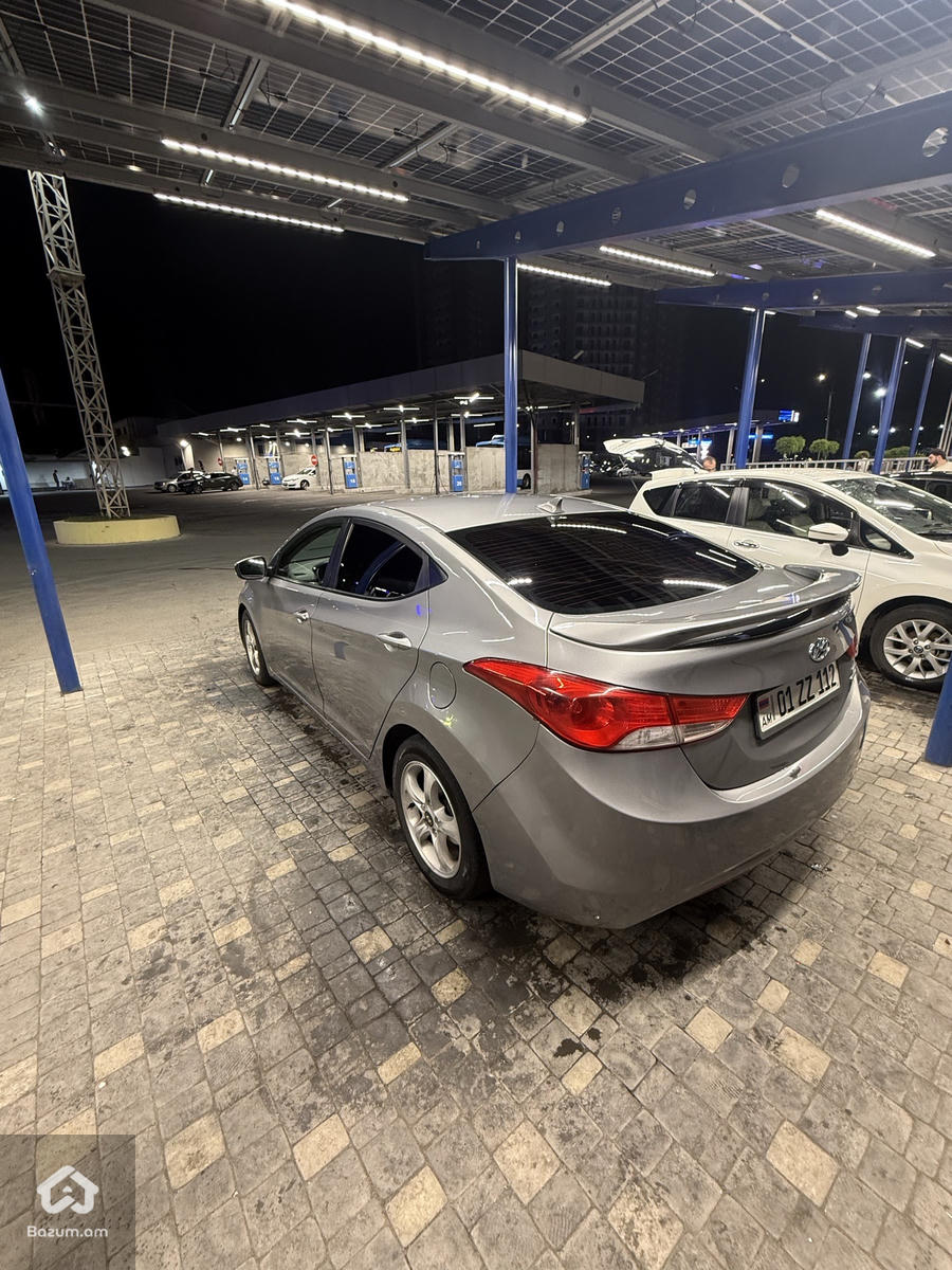 Hyundai Elantra Limited - image 4