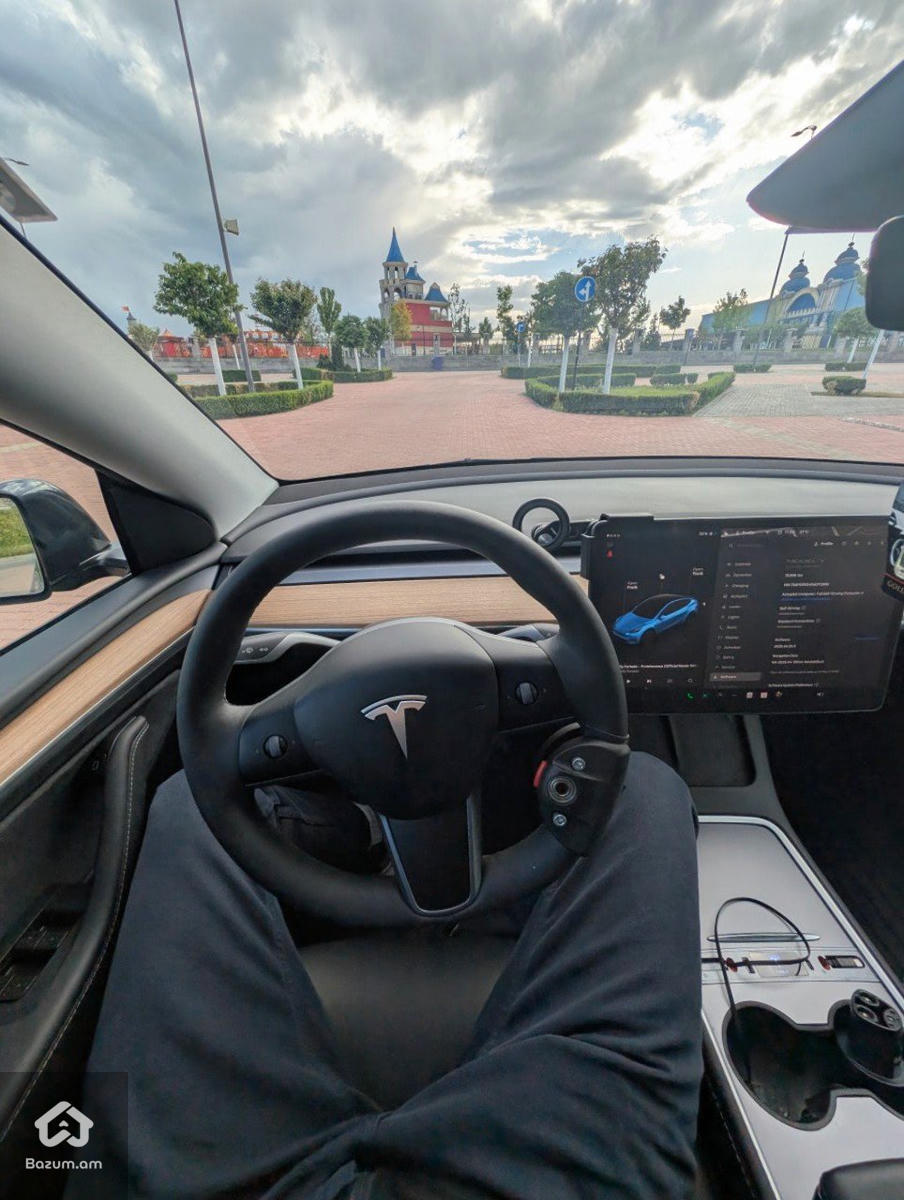 Tesla Model Y Long Range RWD  - image 8