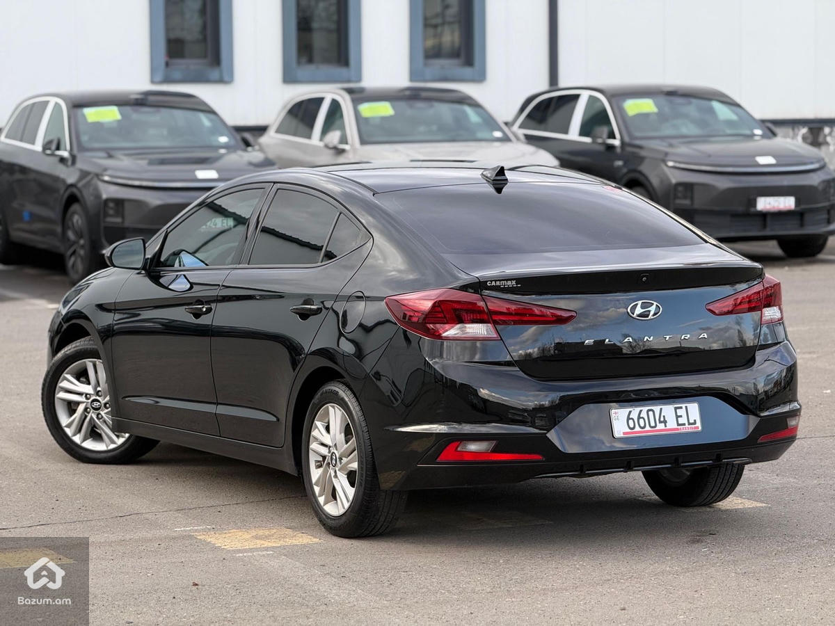 Hyundai Elantra - image 18