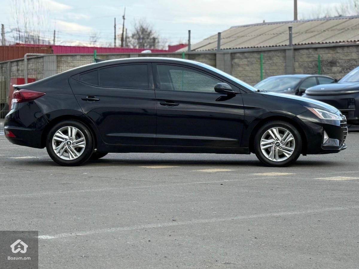 Hyundai Elantra - image 10
